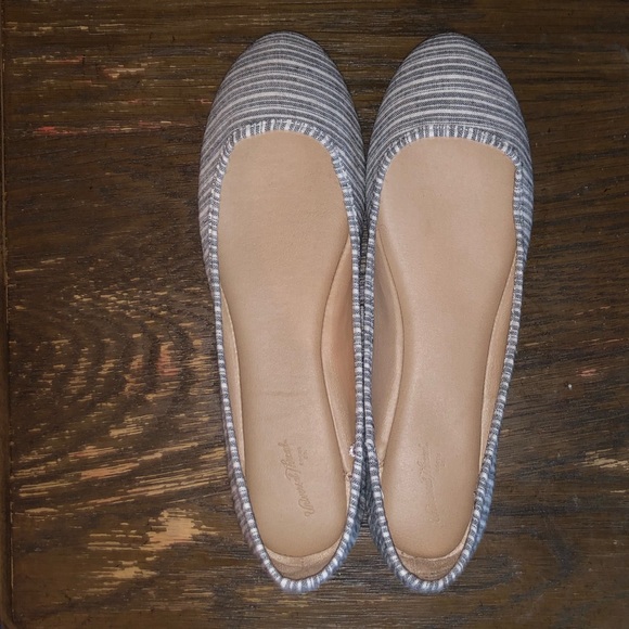 Universal Thread Slip on Shoes - Picture 3 of 4